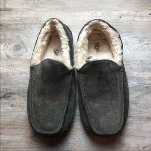 Perfect men’s UGG Ascot slippers gray size 11